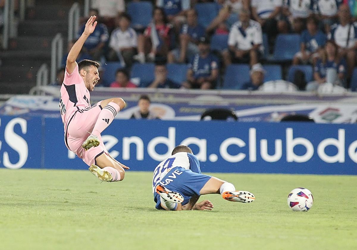 Instante en el que Lucas recibe la entrada a destiempo de Nacho, en el suelo.