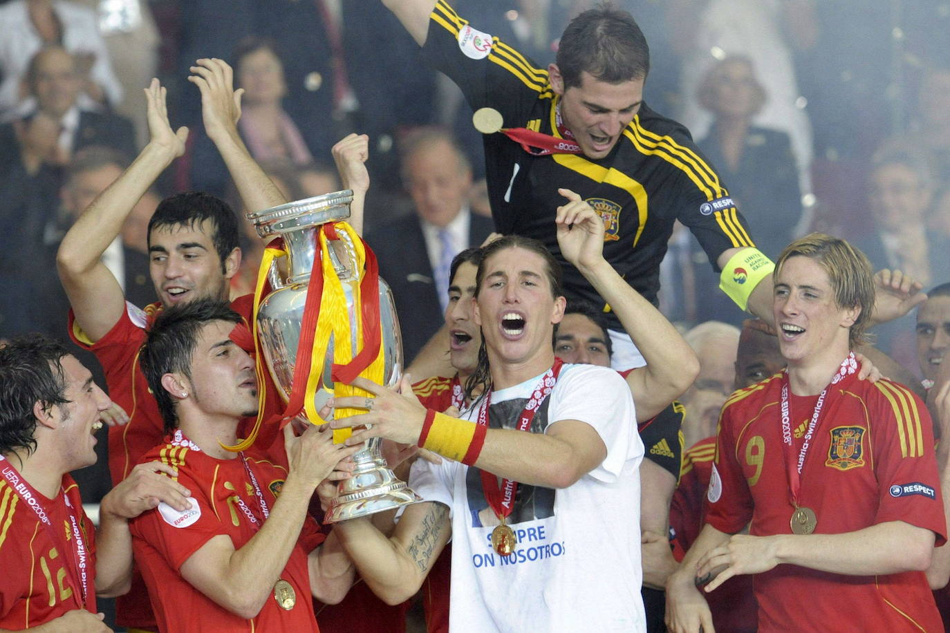 En la esquina inferior de la imagen, Cazorla y Villa, los dos asturianos de aquel equipo, durante la celebración de la Eurocopa 2008 tras derrotar a Alemania en la final (1-0)