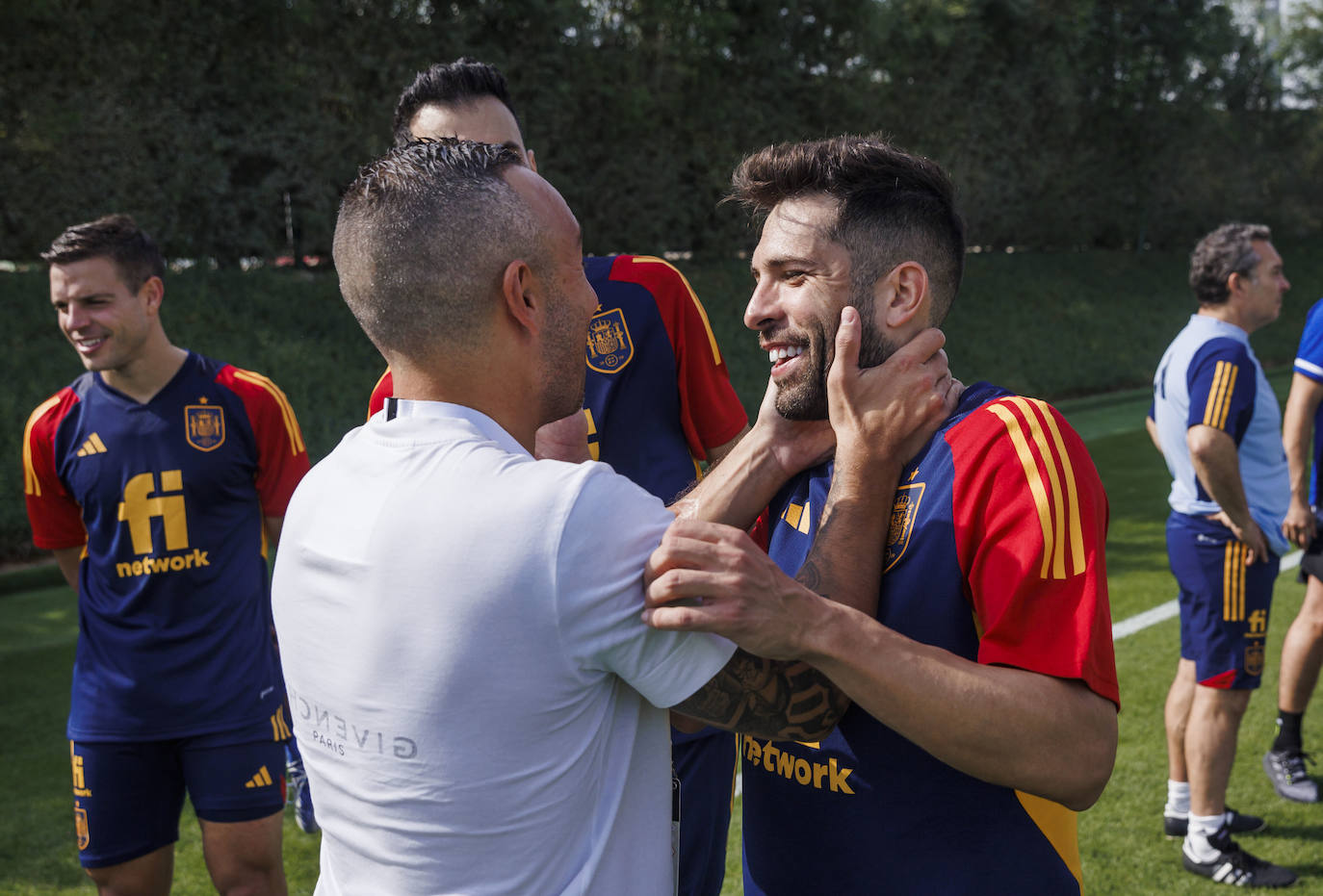 Cazorla visita una de las últimas concentraciones de la Selección Española y hace una carantoña a Jordi Alba