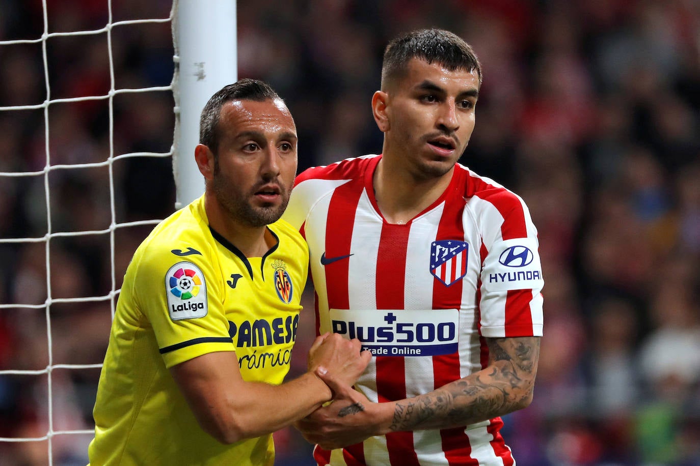 En un encuentro de liga contra el Atlético de Madrid, junto al futbolista Ángel Correa