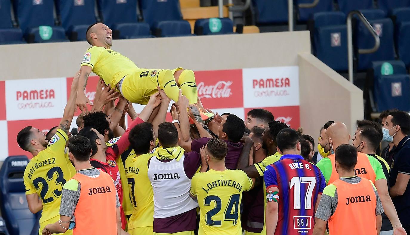 Los jugadores y el cuerpo técnico del Villarreal mantean al asturiano tras el último encuentro de la temporada 2019/20, en la que el asturiano dejó el submarino amarillo