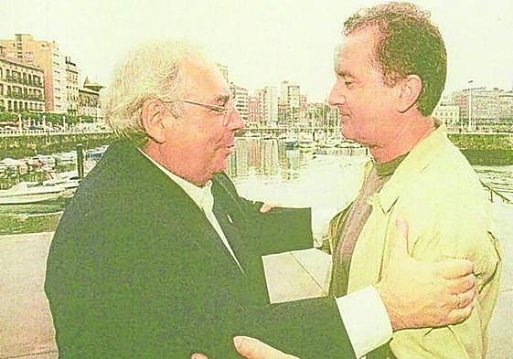 Víctor Manuel es saludado por Álvarez Areces en el Puerto Deportivo.