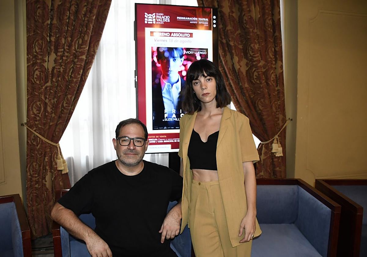 El director Juan Carlos Fisher y la actriz Vicky Luengo, ayer, en el foyer del Palacio Valdés.