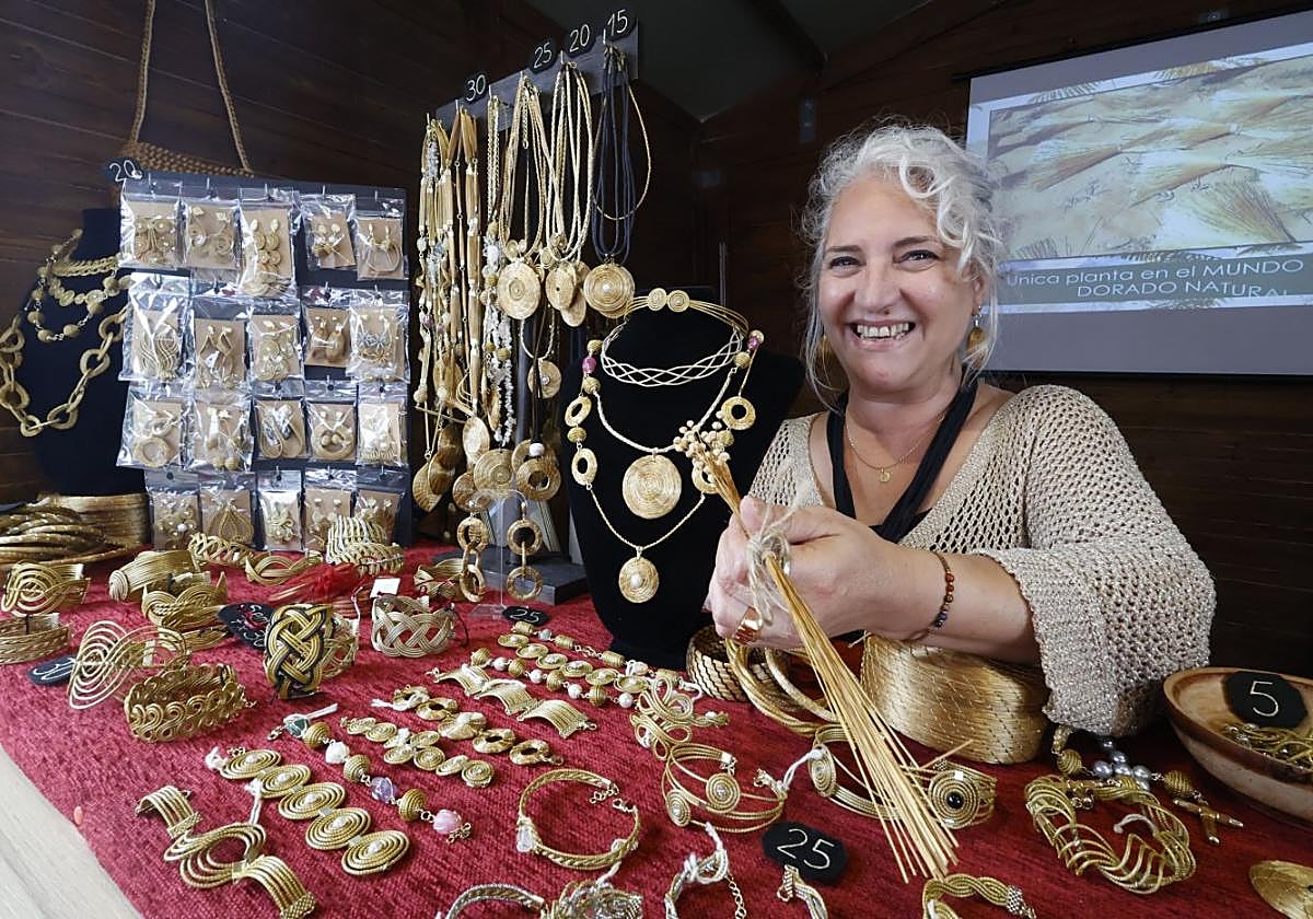 María Montoto oferta artesanía hecha con oro vegetal, la única planta en el mundo de color dorado natural originaria de Brasil. Diseños trenzados, con hilo dorado y plateado o piedras, entre otros.