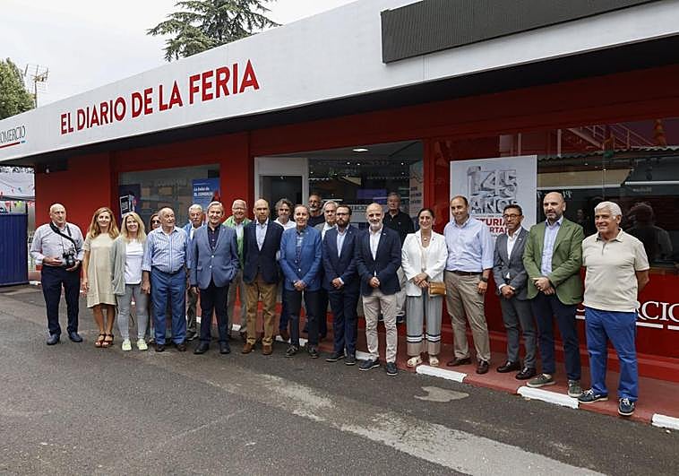 Visita institucional. La junta directiva del Real Grupo de Cultura Covadonga, con su presidente Antonio Corripio a la cabeza, visitó el estand de EL COMERCIO, donde fue recibido por el jefe de Edición, Carlos Prieto, y el director de Marketing, Diego Oliveira.