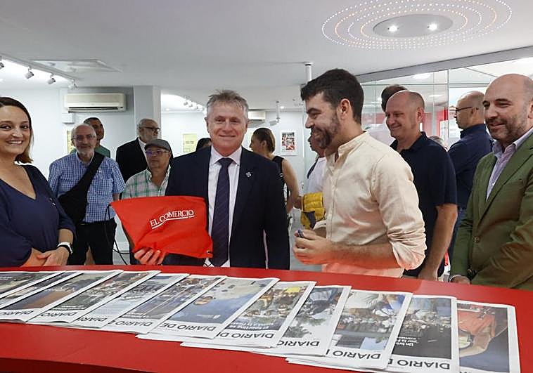 El presidente del Club Natación Santa Olaya recibe la bolsa de EL COMERCIO en la Feria.