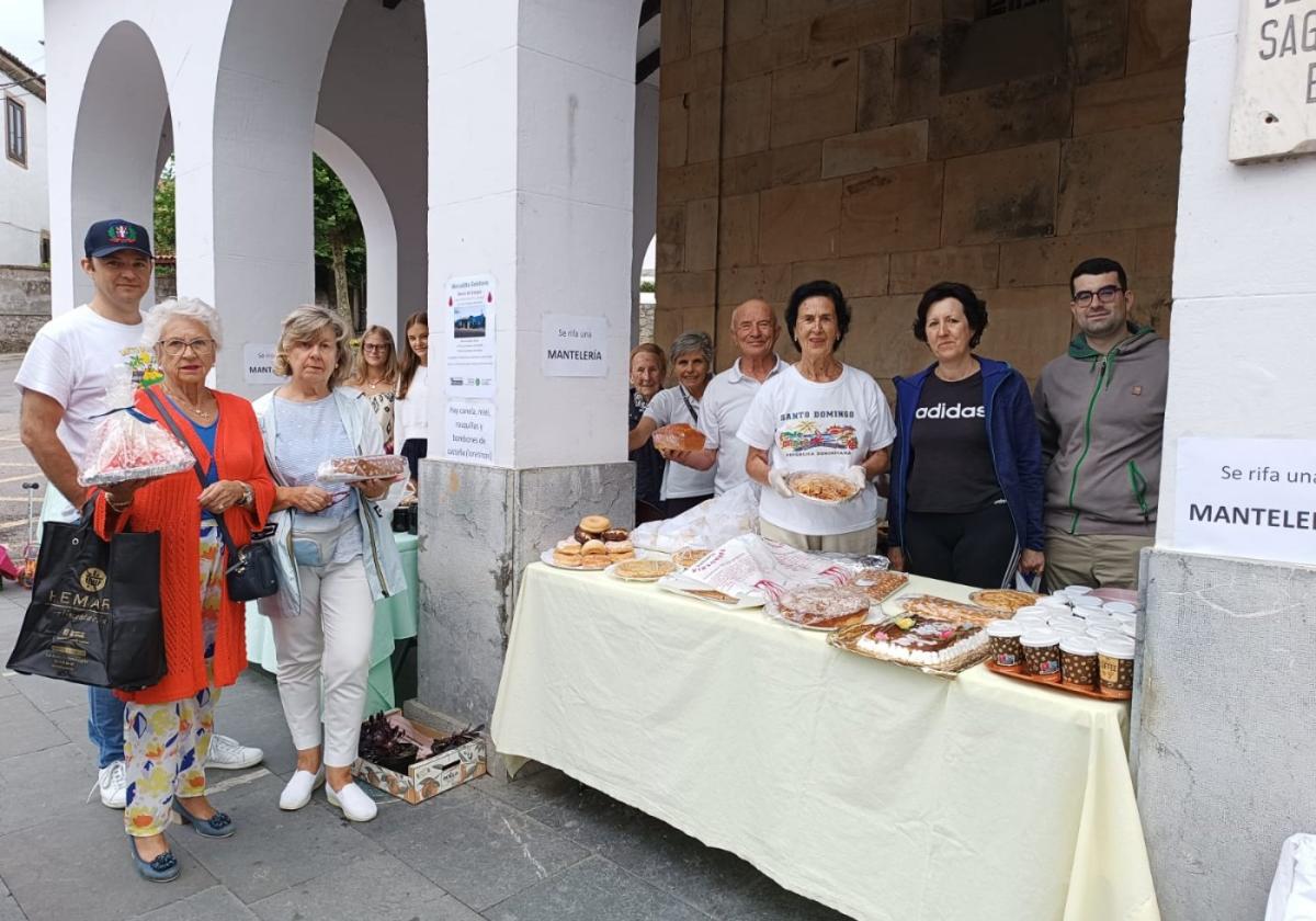 El mercadillo solidario puso a la venta todo tipo de productos.