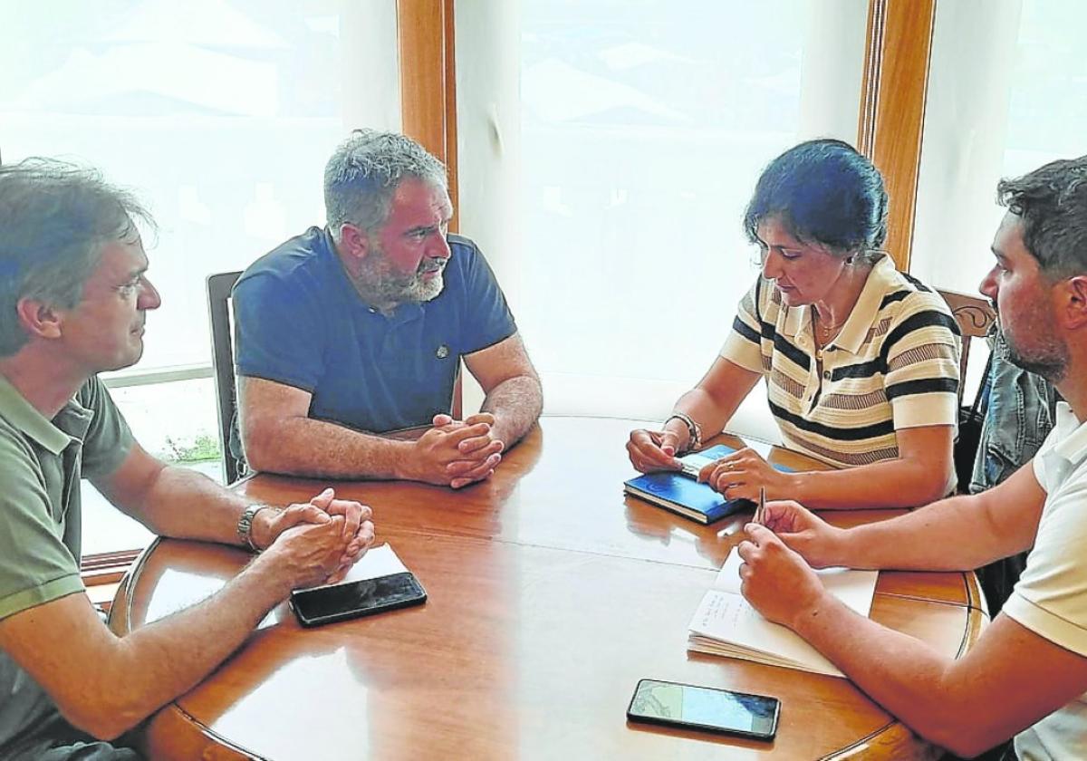 De izda a dcha: el ingeniero Juan Garrote, el director general Fernando Prendes, la concejala Patricia Neira y el alcalde de Valdés, Óscar Pérez.