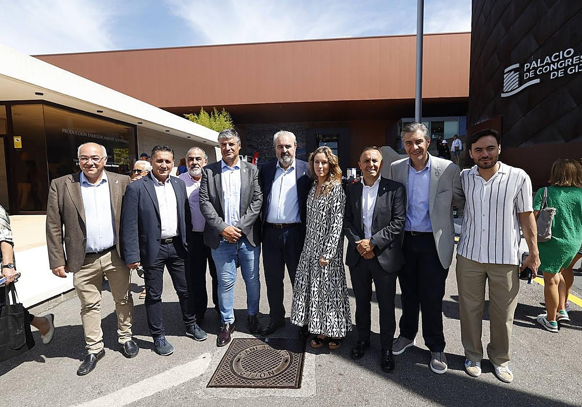 La directiva del Real Oviedo, en su visita a la Feria de Muestras.