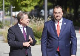 Emiliano García-Page y Adrián Barbón, camino del acto de posesión de la navarra María Chivite.