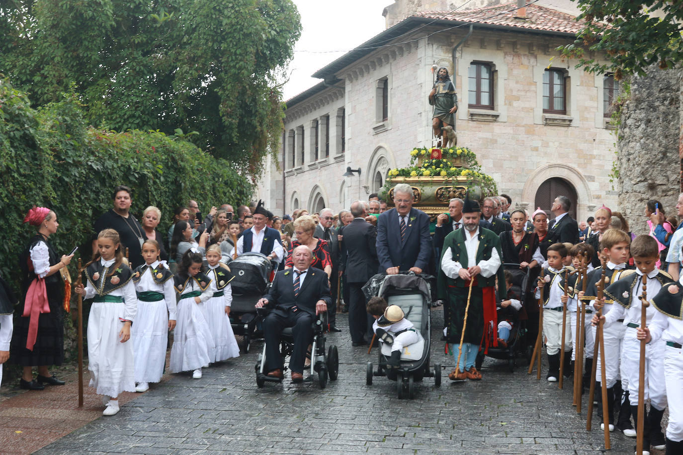 Emoción en Llanes por San Roque