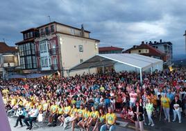 Vecinos de Tineo siguen por pantalla gigante la participación del equipo del pueblo en el programa de TVE, Grand Prix.