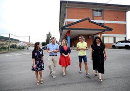 Lydia Espina visita el Colegio Público San Cucao en compañía de Gerardo Sanz y miembros del centro.