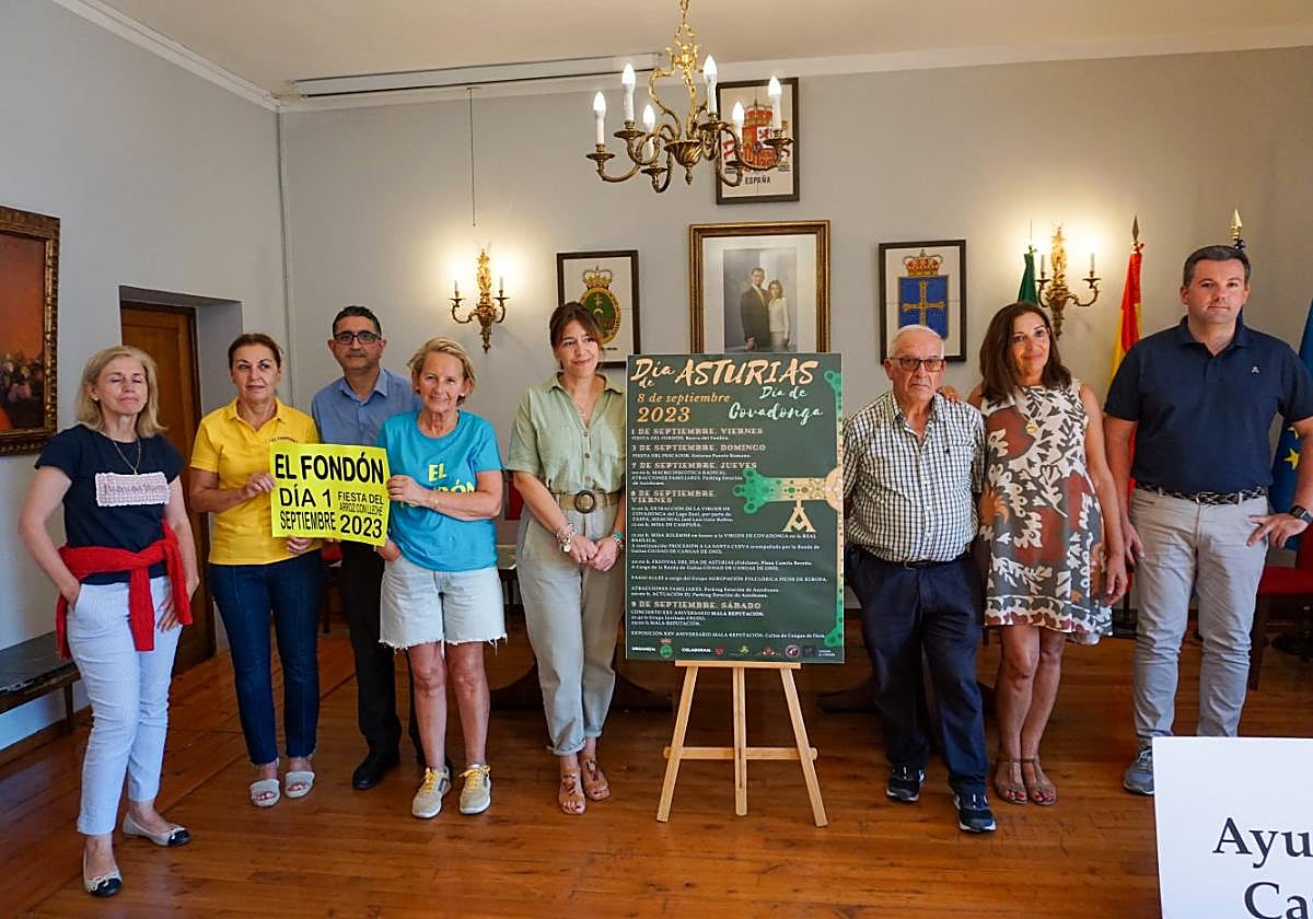 Blanca Bueno, Ana Rosa Nava, Enrique Otero, Eli Rodríguez, Mónica Gutiérrez, Antón Caldevilla, Marifé Gómez y Jesús Gómez, ayer en la presentación de los actos del Día de Asturias en Cangas de Onís.