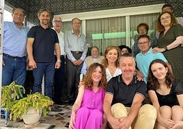 Rafael Venta, sentado, rodeado de su familia y del alcalde.