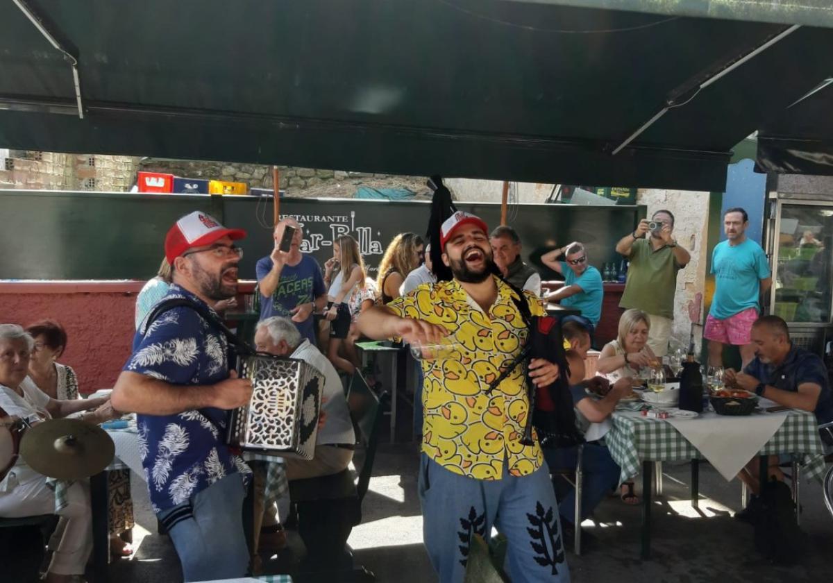 El grupo Los Gascones dinamizó del vermú con su alegría por las calles de Tazones.