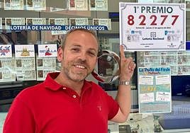 Puesto lotero La Bola de Cristal, en Gijón.