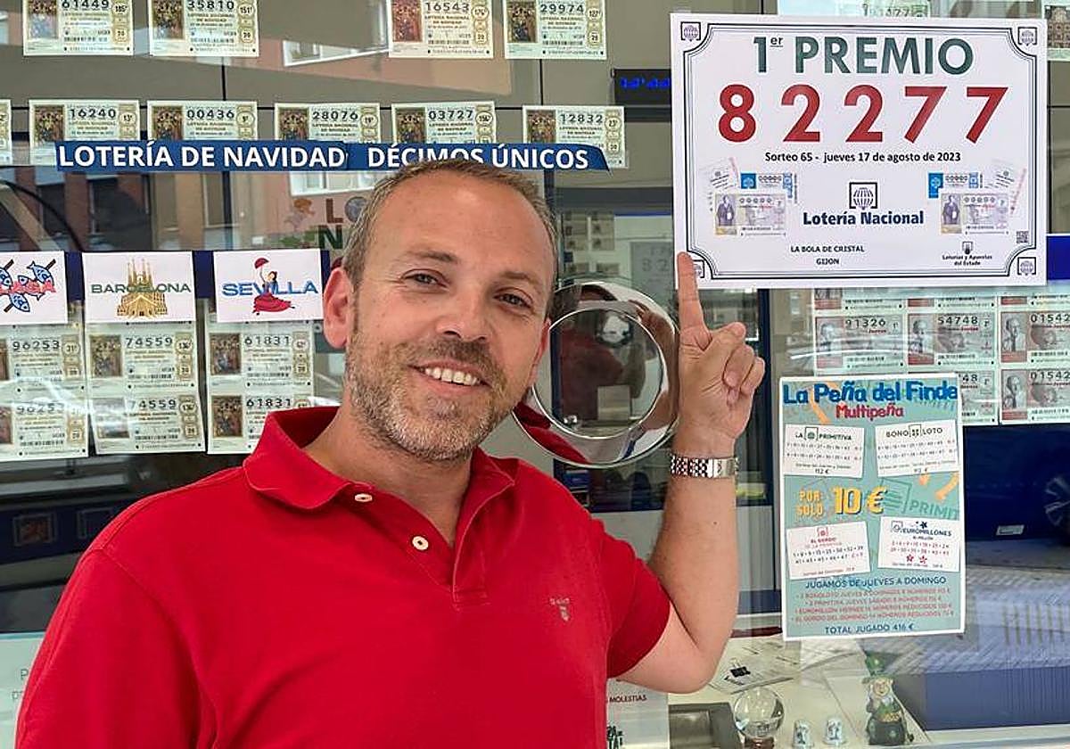 Puesto lotero La Bola de Cristal, en Gijón.