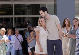 Sergio Rico y Alba Silva al salir del hospital.