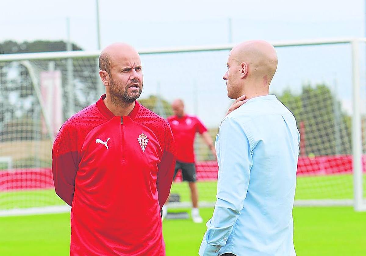 David Guerra, ayer, mantuvo un breve encuentro con Miguel Ángel Ramírez antes de la sesión.