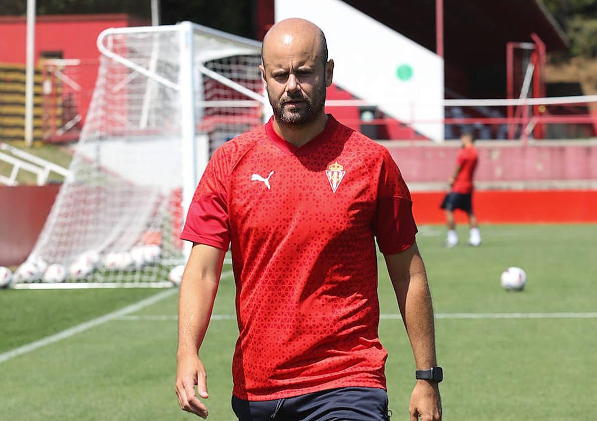 Miguel Ángel Ramírez en un entrenamiento del Sporting.