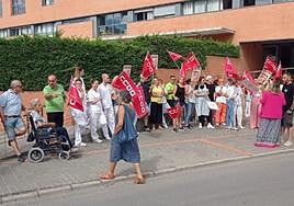 Familiares, usuarios y trabajadores se concentraron ante la residencia pública de Arriondas.