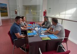 El consejero Alejandro Calvo, presentando su organigrama y objetivos a la presidenta de Fade, María Calvo, el secretario general de UGT, Javier Fernández Lanero y su homólogo en CC OO, José Manuel Zapico.