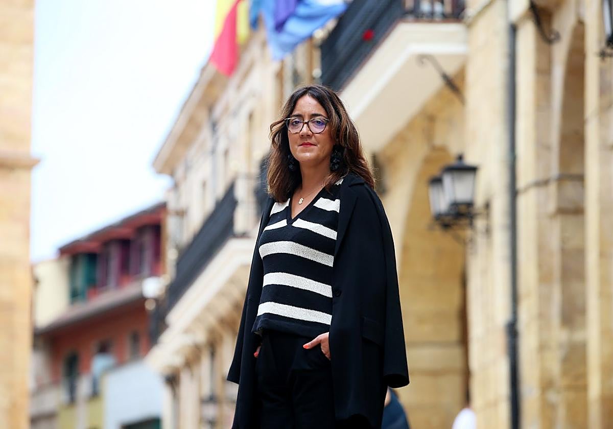 La concejala de Festejos, Covadonga Díaz, en la plaza del Ayuntamiento.
