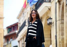 La concejala de Festejos, Covadonga Díaz, en la plaza del Ayuntamiento.