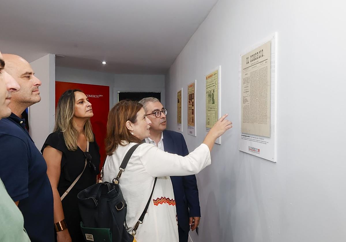 Adriana Lastra lee la primera portada de EL COMERCIO, de  1878, en presencia del director, Marcelino Gutiérrez, con Rita  Camblor, Monchu García y  Roberto García Morís.