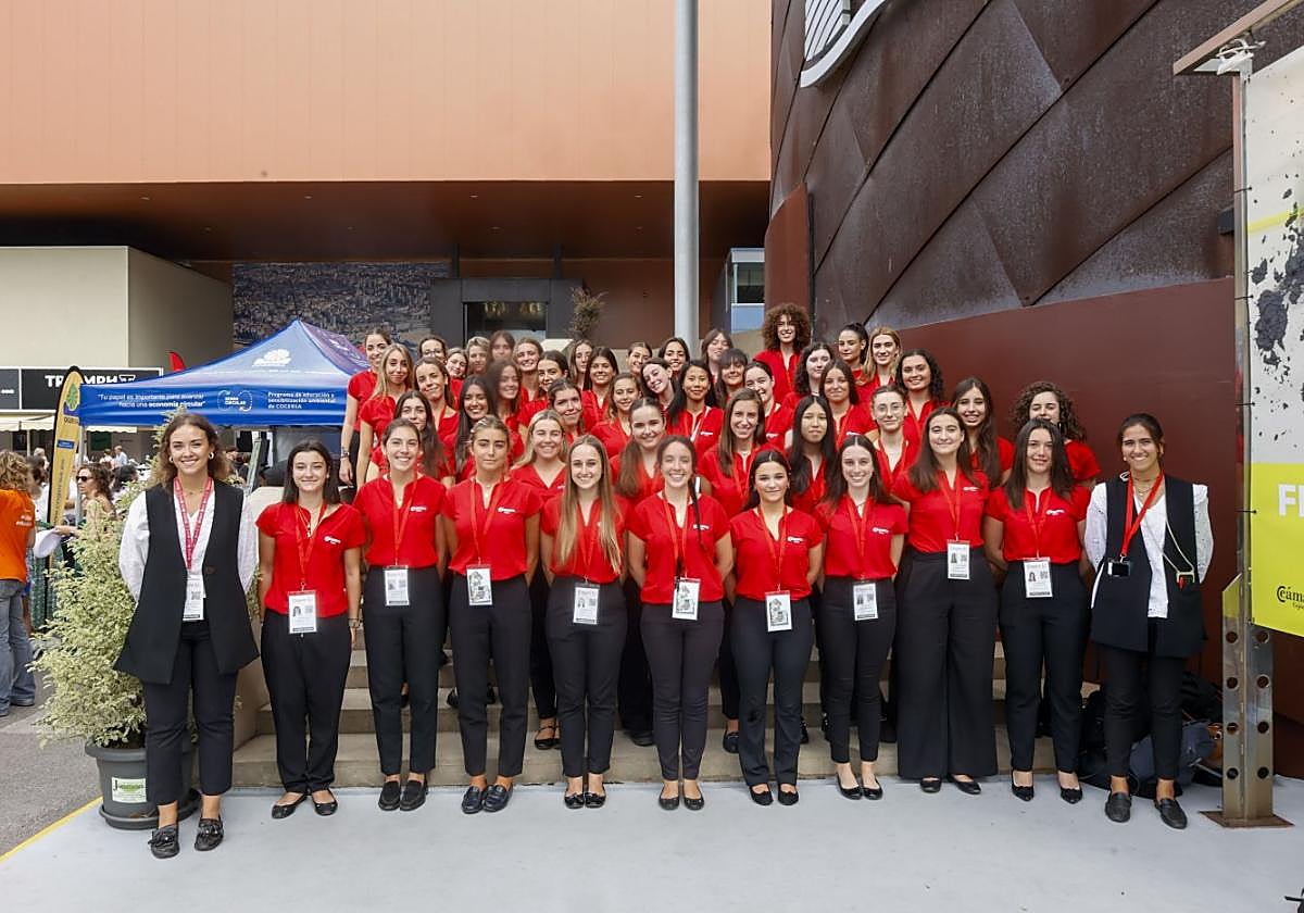 Foto de familia.El equipo de azafatas de la Cámara de Comercio.