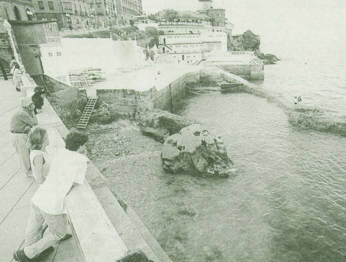 El terreno en disputa con el pedrero en primer plano.