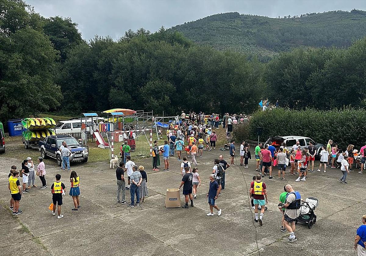 Los participantes aguardan en la explanada el inicio del descenso.