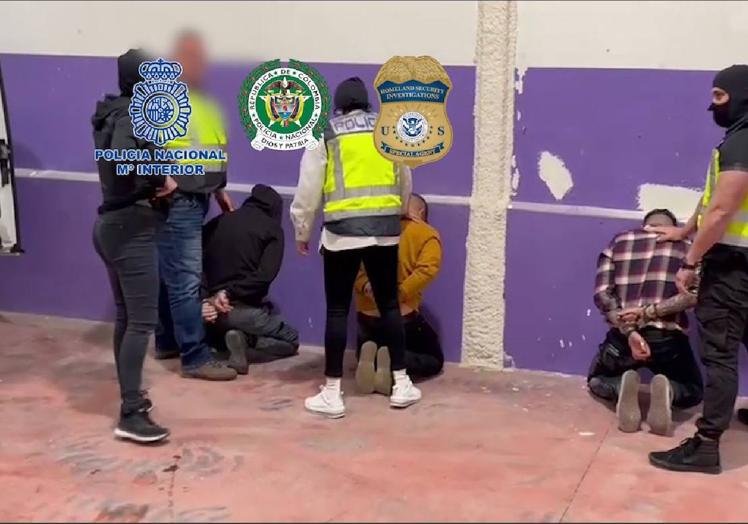 Imagen principal - 1.- Octubre 2022: Un operativo conjunto con el HSI estadounidense y la policía colombiana permite, gracias a los agentes infiltrados, detener al narco 'El Matador' y su banda; 2.- Julio de 2023: El pesquero 'Sophie' es intervenido cuando hacía ruta a España. En Gijón se arresta a un constructor clave en la operaración; 3.- Marzo de 2023: El buque 'Iraklis', procedente de Colombia, avisa al entrar en El Musel de que tiene un polizón. Custodiaba 130 kilos. 