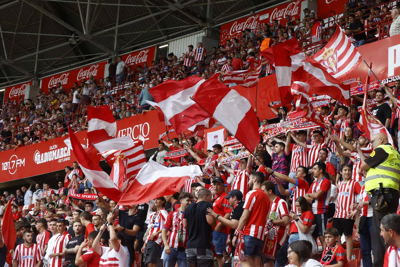 ¿Estuviste en el Sporting - Mirandés? ¡Búscate en las fotos!