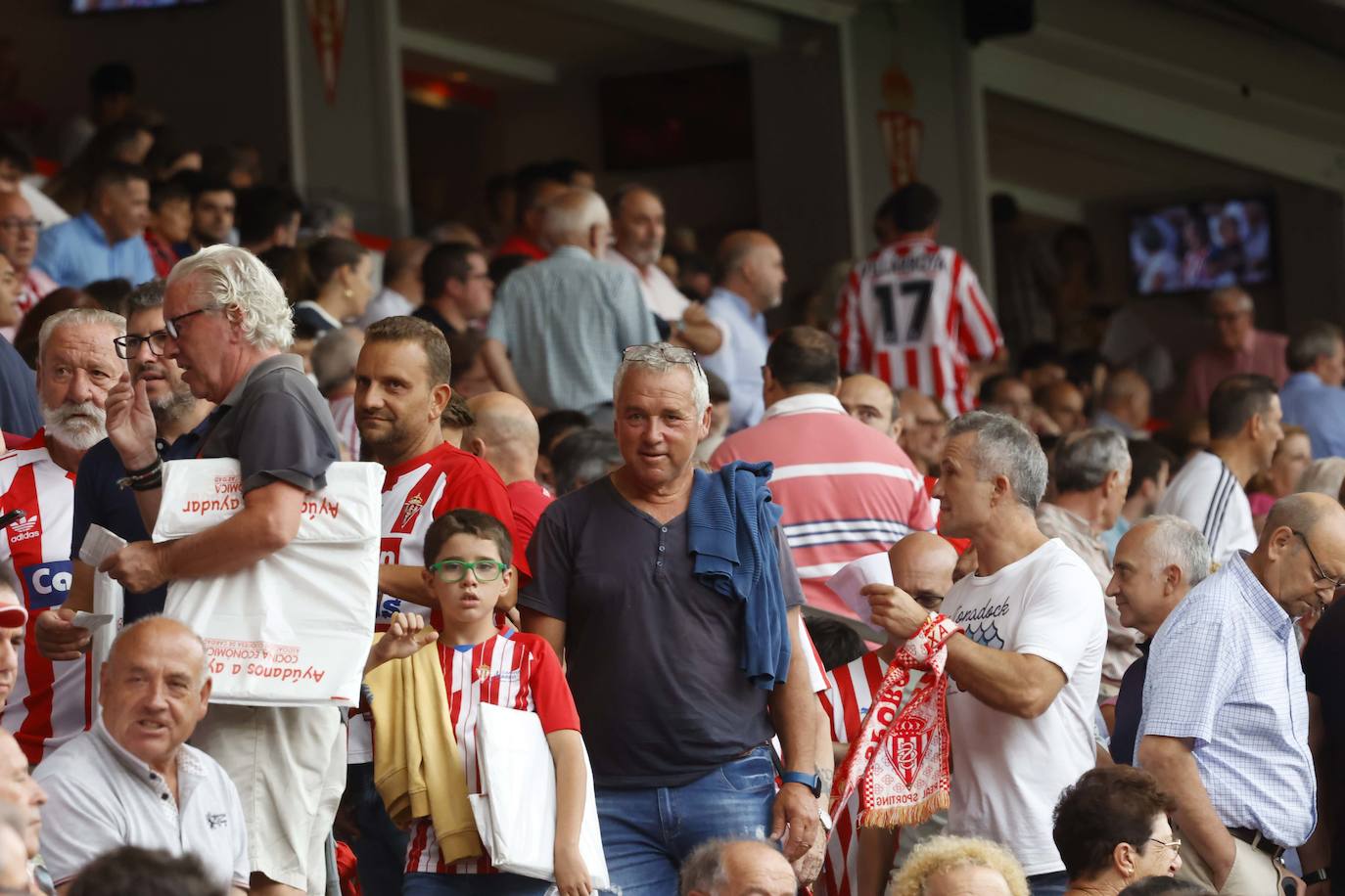 ¿Estuviste en el Sporting - Mirandés? ¡Búscate en las fotos!