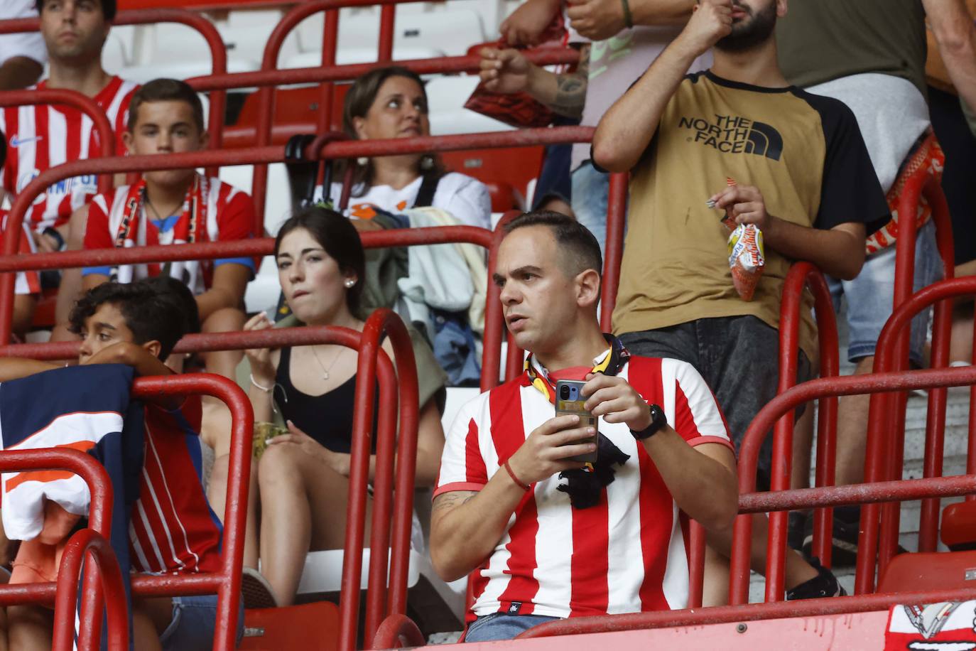 ¿Estuviste en el Sporting - Mirandés? ¡Búscate en las fotos!