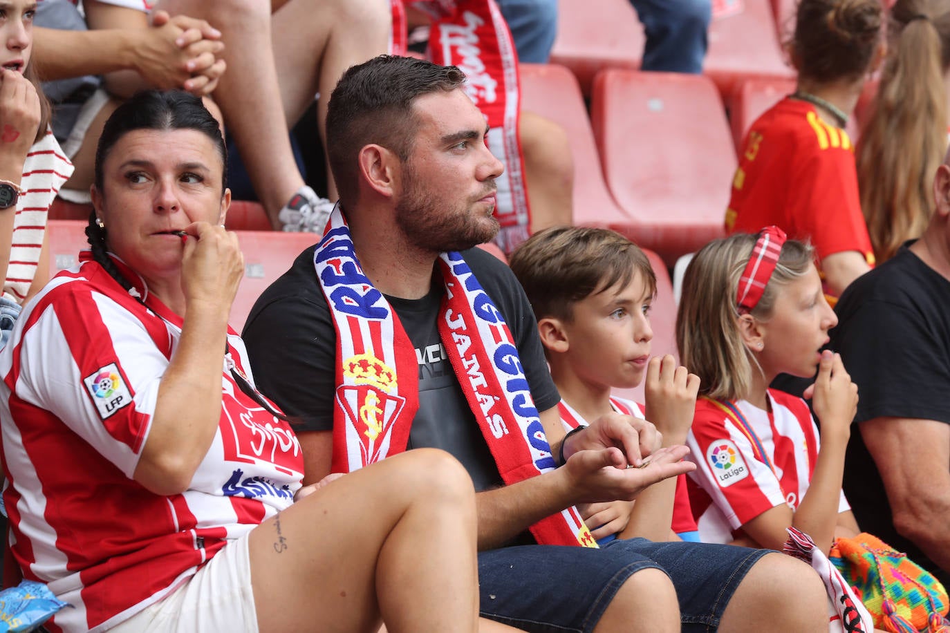 ¿Estuviste en el Sporting - Mirandés? ¡Búscate en las fotos!