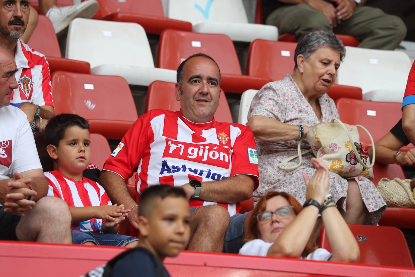 ¿Estuviste en el Sporting - Mirandés? ¡Búscate en las fotos!