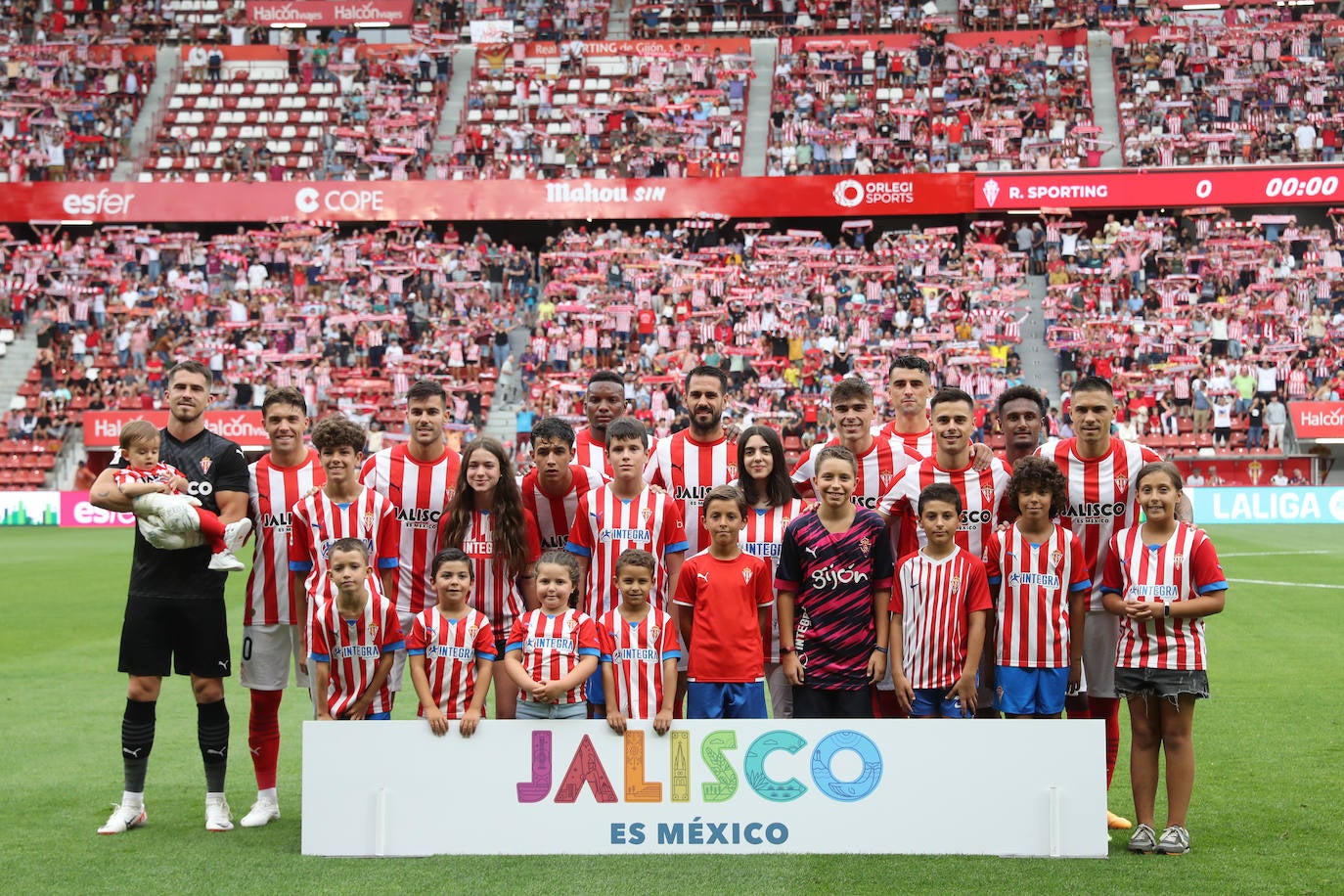 ¿Estuviste en el Sporting - Mirandés? ¡Búscate en las fotos!