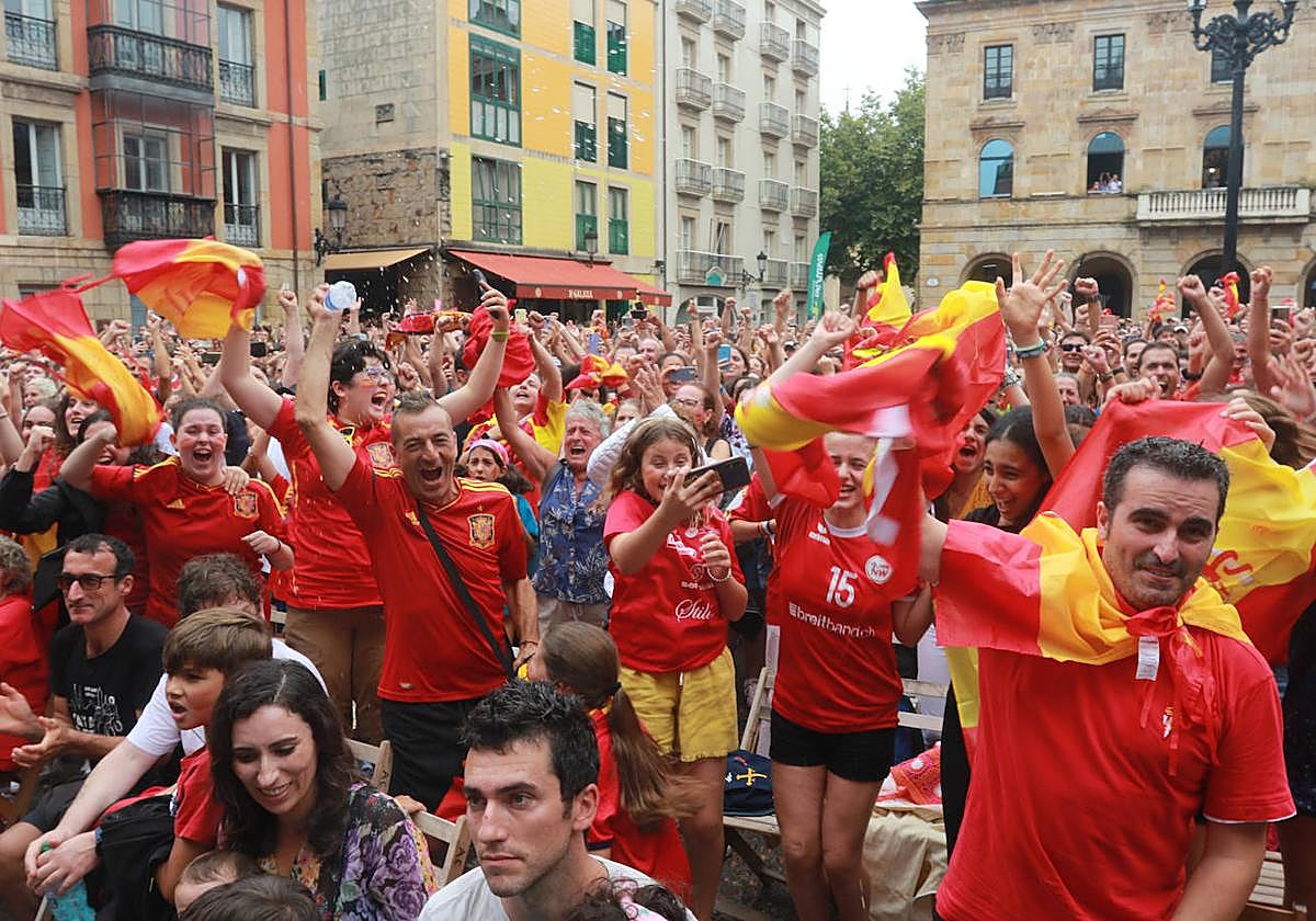 Los aficionados reunidos en la Plaza Mayor de Gijón celebran la victoria de España.