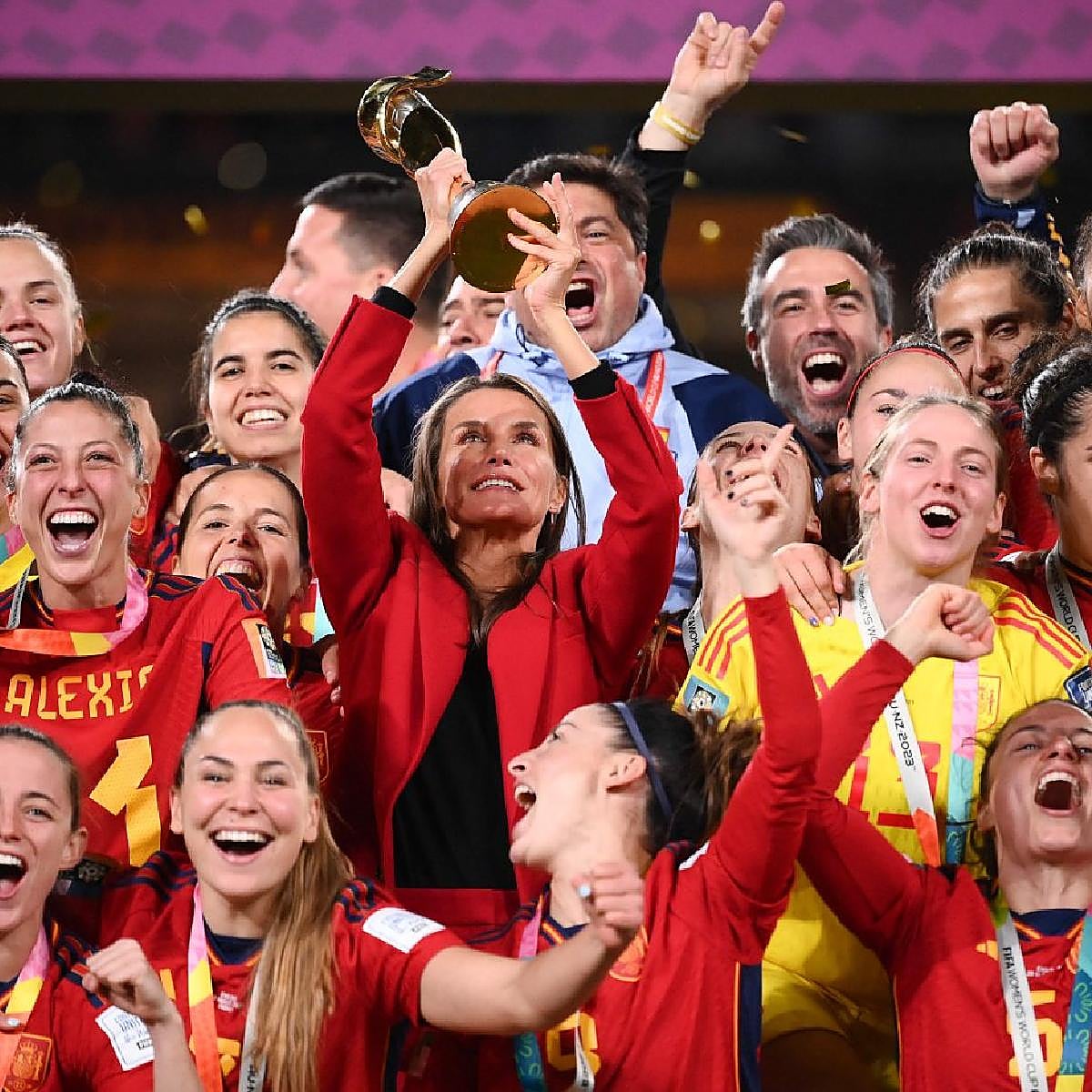 «¡Que bote la Reina, que bote la Reina!»