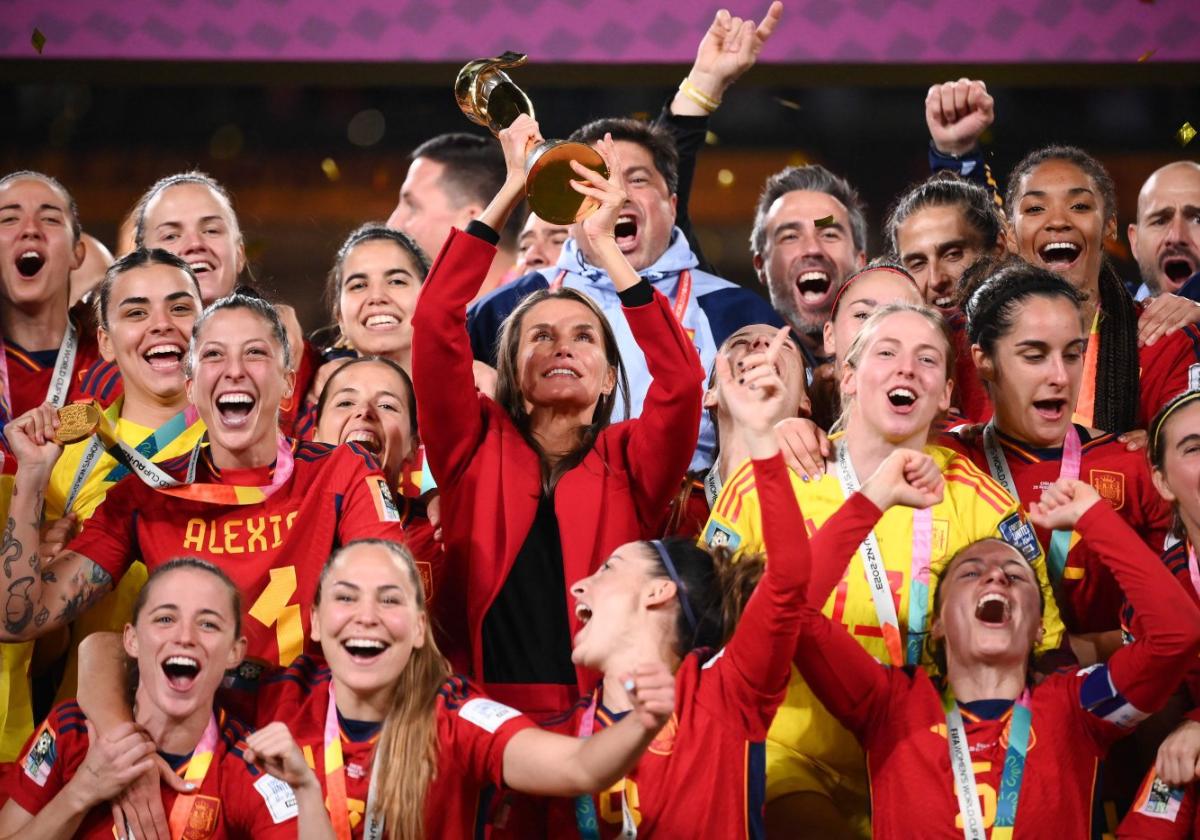 La Reina, al igual que su hija, levantó el trofeo de campeonas del mundo.