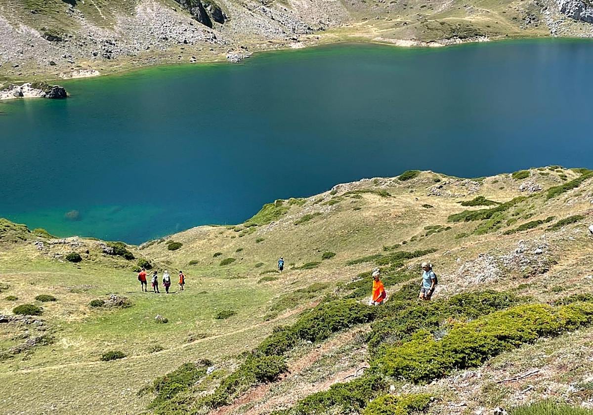 Varios grupos de senderistas se dirigen al lago Calabazosa, o lago Negro, uno de los cuatro de los que conforman los Lagos de Saliencia.