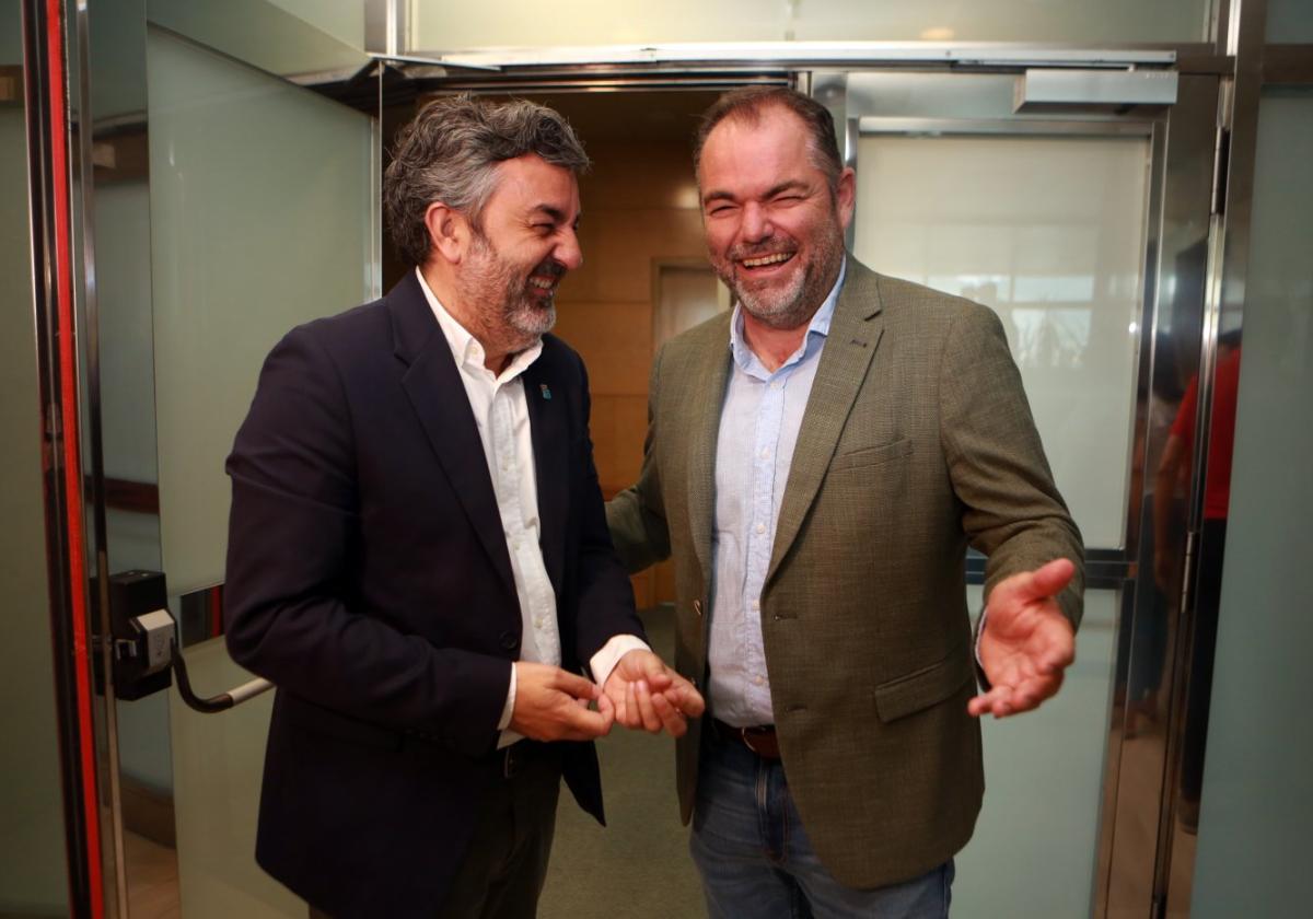 El consejero de Fomento, Alejandro Calvo, con el presidente de la Cámara de Comercio de Oviedo, Carlos Paniceres.