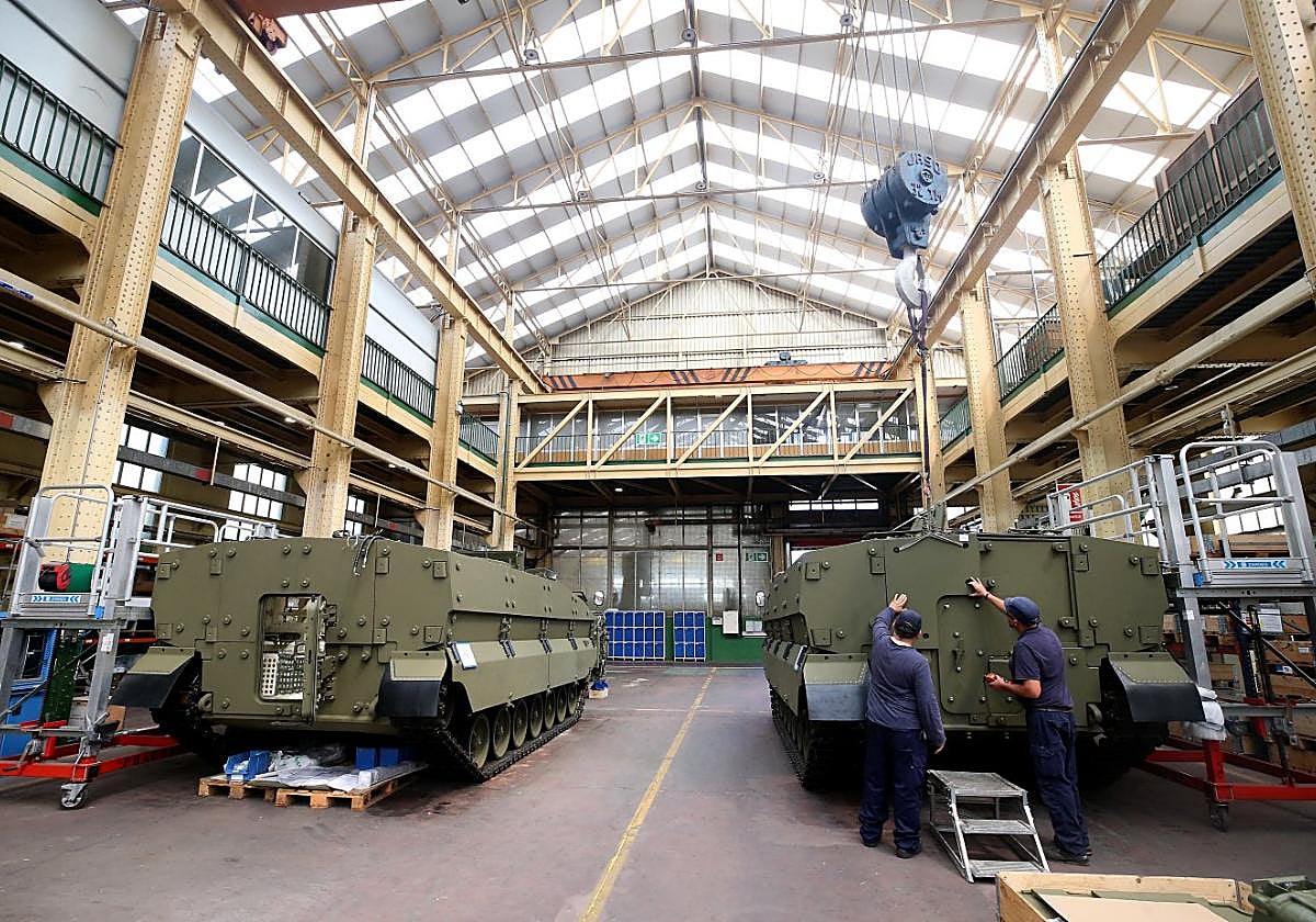 Dos operarios de Santa Bárbara Sistemas trabajan en la línea de blindados a cadenas de la fábrica de armas de Trubia, donde se construirá el nuevo VAC.