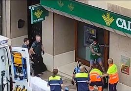 El detenido propina una segunda patada al agente herido, ya en el suelo.