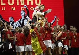 Olga Carmona, manteada por sus compañeras de la Selección.