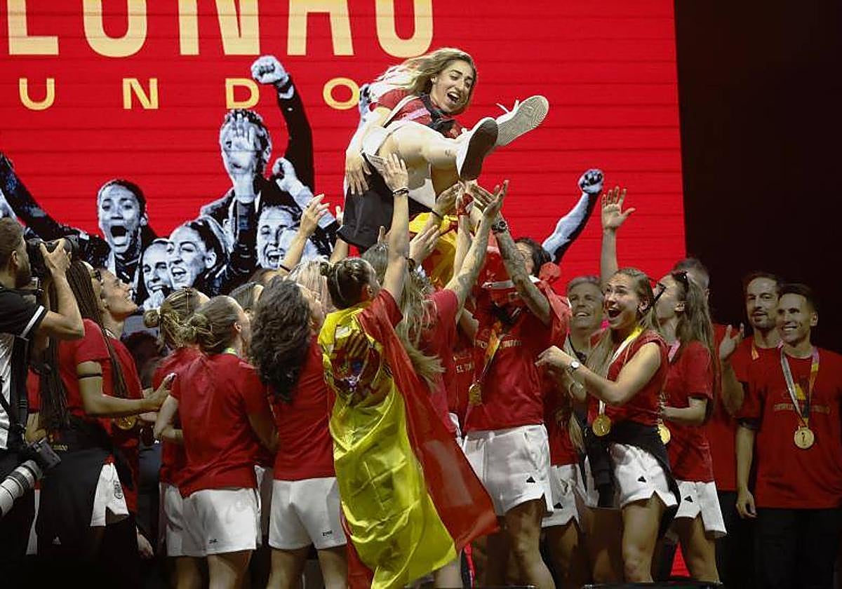 Olga Carmona, manteada por sus compañeras de la Selección.