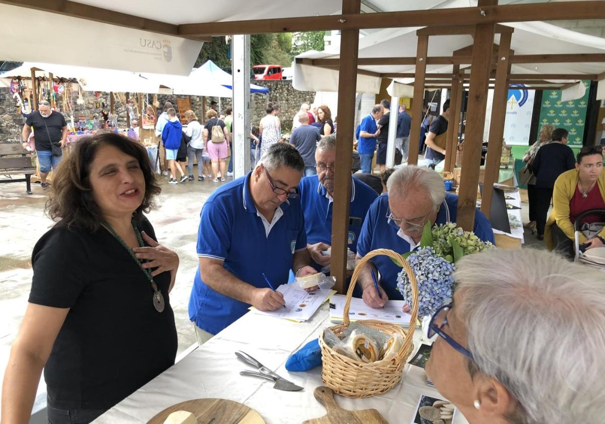 El jurado calificando los quesos en un certamen anterior.